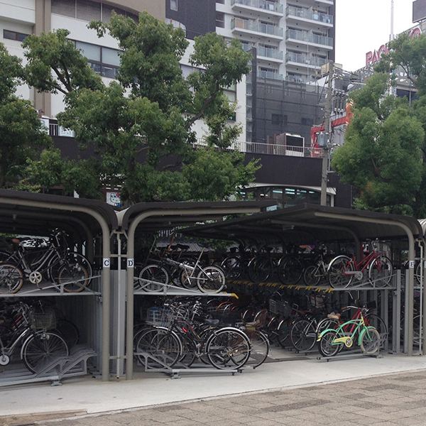 Rinascimento in bicicletta in città: eleganti soluzioni di parcheggio per biciclette per il ciclismo urbano